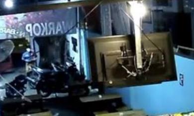 Gagal Curi Motor, Pria Berseragam Minimarket Kabur Terekam CCTV