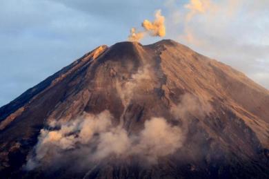 Gunung Semeru Kembali Erupsi, Warga Dihimbau Tetap Waspada