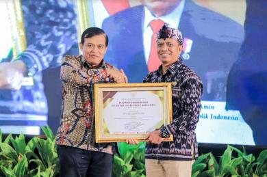 Bupati Yuhronur Efendi Terima Penghargaan Pembina Desa Sadar Hukum 