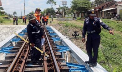 Rawan Banjir dan Longsor, PT KAI Waspadai 7 Titik Perlintasan Kereta Api Daop 8 Surabaya